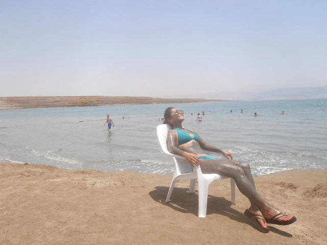 肌がスベスベになると噂の死海の泥パック