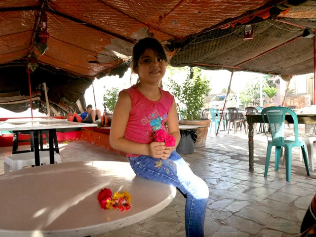 かわいい女のコが私に何度も花を摘んできてくれる