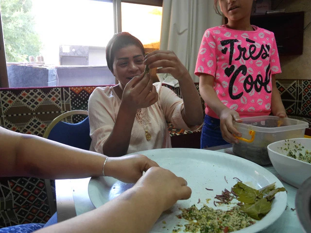 夕飯を仕込む宿スタッフ。ドルマを作っているのかな?