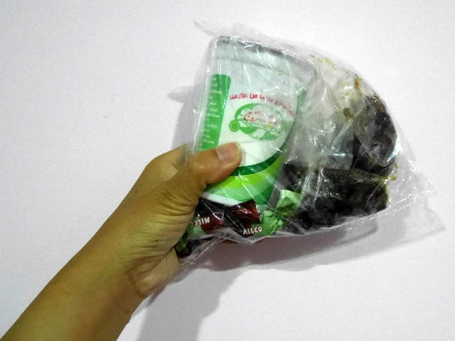 スーパーでもらったヨーグルトとデーツ