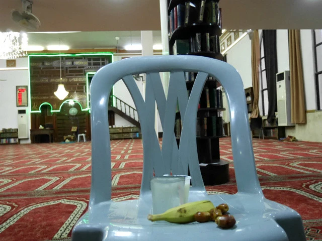 モスクで用意されたバナナ、デーツ