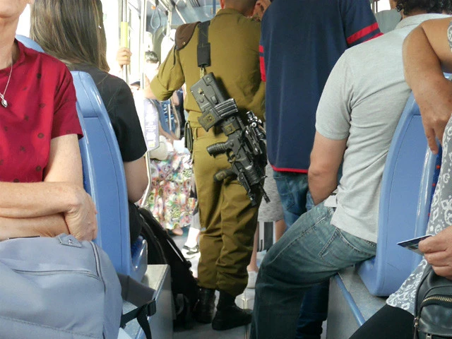 イスラエルの朝のトラム車内。銃を所持している光景にも慣れた