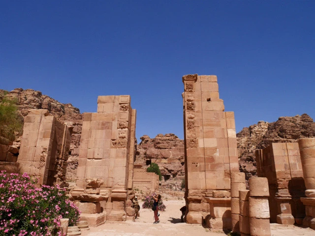 凱旋門の奥に見える岩山をのぼればエド・ディルへ行ける!