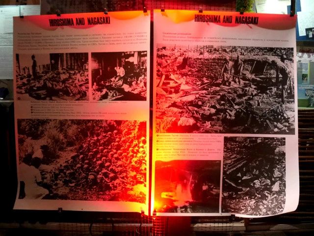 別室には広島、長崎に関する資料。写真には無数の人骨が写っている