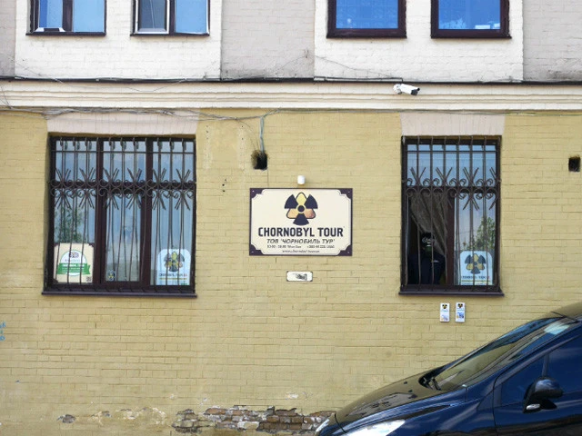 チェルノブイリツアーの案内。プルトニウムのマークが物々しい