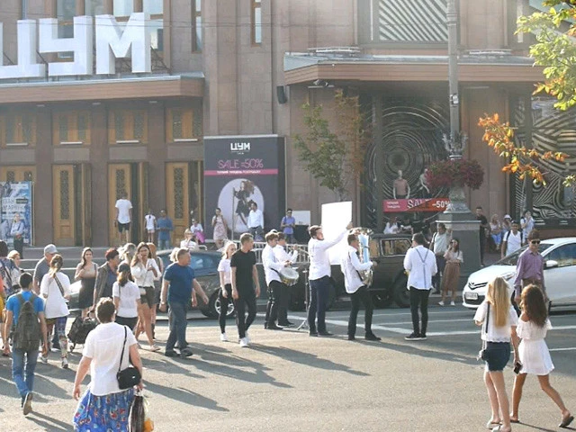 赤信号で停車中の車に向かってジャズを演奏