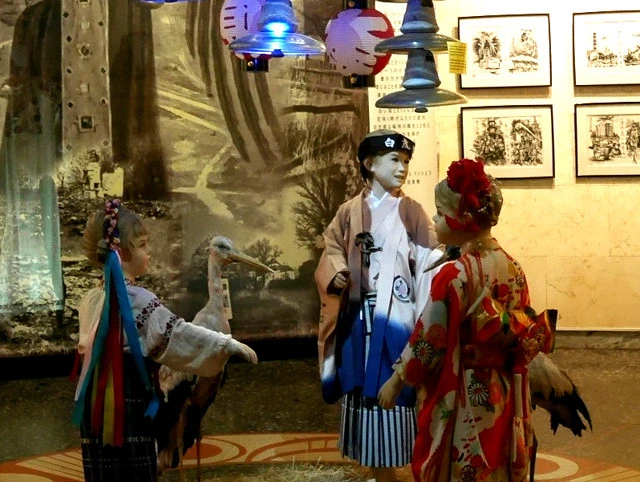 墨絵や子供の人形などが飾られていた