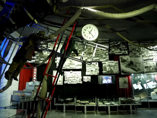 チェルノブイリ原発事故の展示室。時計は原発事故が起きた1時23分で止まっている