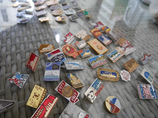 手前の船の柄のものは阿部さんの軍艦コレクション