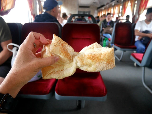 ウクライナの物価はやっぱり激安で、私は6フリブニャ(約24円)の菓子パンを買って列車に乗り込んだ