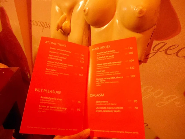 メニュー。壁のオブジェが気になる......