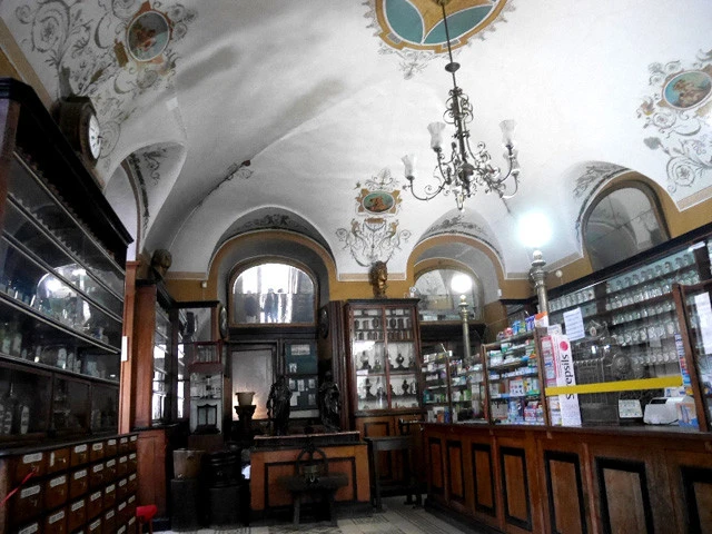 右側のカウンター内のレジ裏に、博物館への扉がある