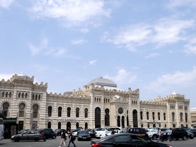 空港からバスでバクー市内にある中央駅までやってきました