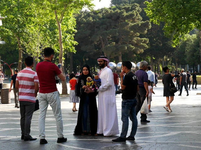 猿と写真を撮る観光客