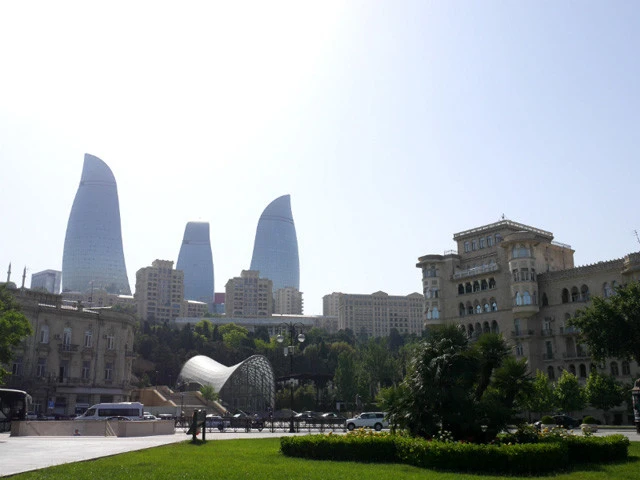 左奥がバクーのシンボル「フレームタワー」