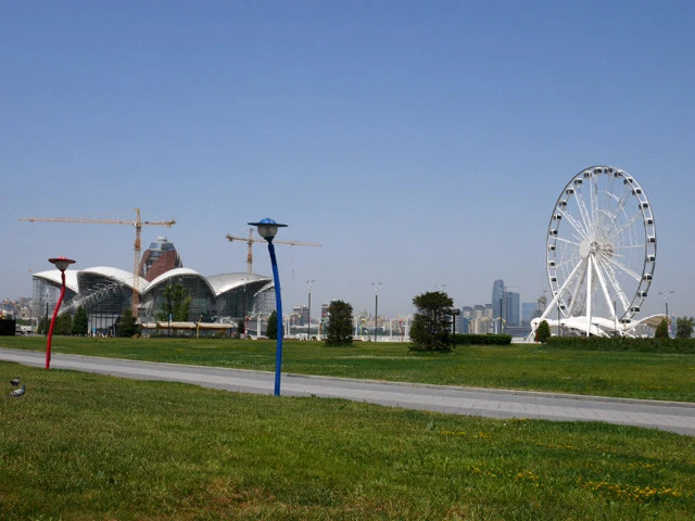 カスピ海に面して建設中のユニークな建築物や観覧車