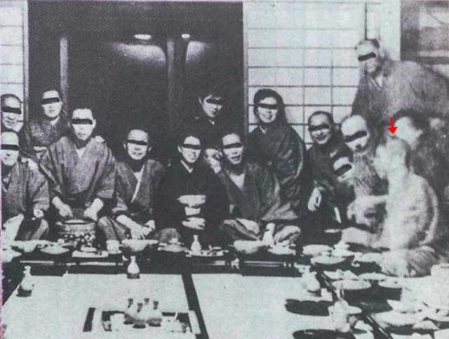 １９７９年１０月の創刊号に掲載された心霊写真。右端に、左を向く男性のシルエットが！