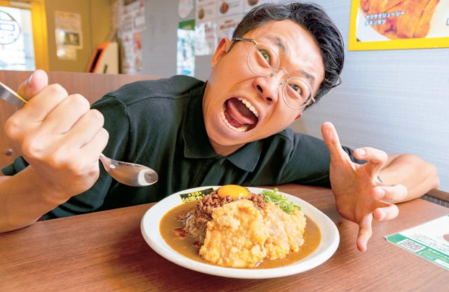 カラアゲ台湾カレー(1030円)に対峙する本誌編集。カロリーの暴力と、唐辛子&ニンニクのジャンキースパイスコンビの波状攻撃に、やみつき不可避!