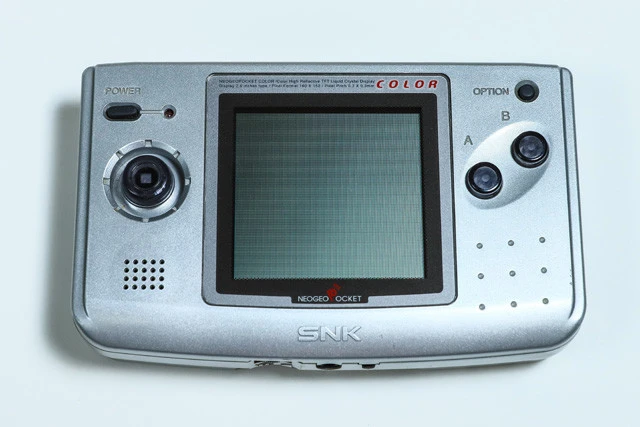 ネオジオポケット【１９９８年発売／ＳＮＫ】十字キー代わりのジョイスティックはコマンド入力がしやすく、ＳＮＫのおはこだった格闘ゲームとベストマッチ。後に「カラー」が登場。発売時の定価は８１９０円