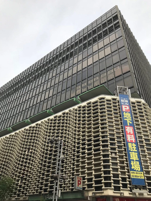 1971年4月にオープンしたビルは、地下1階から地上4階までが商業フロアで、5階から11階がオフィス・居住フロアとなっている