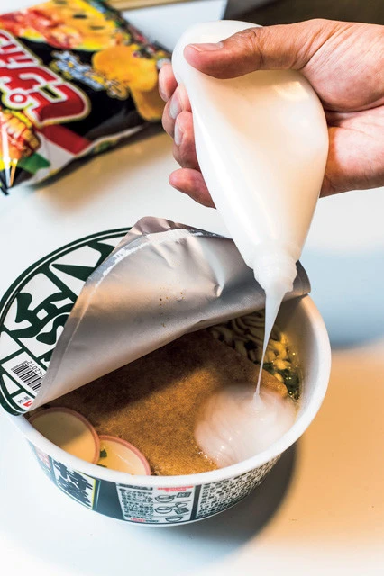 ダシのうま味が強い「どん兵衛」にラードを投入すると、こってりスープの極太ラーメンの味に!