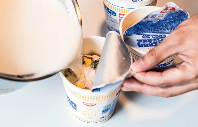 熱湯代わりに沸騰させた牛乳を使うことで、スープが超濃密に進化! カルシウムも大量に摂取できて体にも優しいアレンジだ