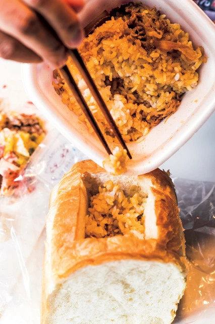 食パンをくりぬいて、牛丼をぶち込もう。味が染みついた牛丼のご飯と、食パンの相性は抜群!