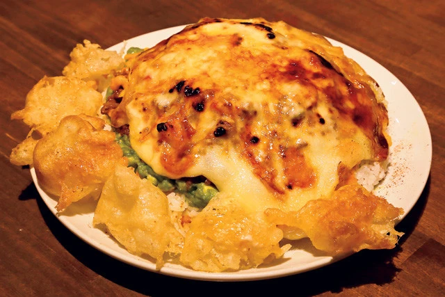 <使用食材>合いびき肉、アボカド、チリパウダー、モッツァレラチーズシュレッド、揚げガーリックバター、はちみつ、ブリュレ(グラニュー糖)