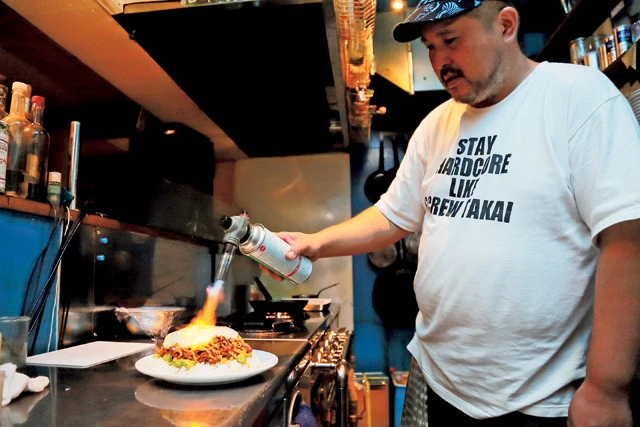 グラニュー糖をバーナーでじっくりあぶって、料理の隠し味(?)であるブリュレを作る