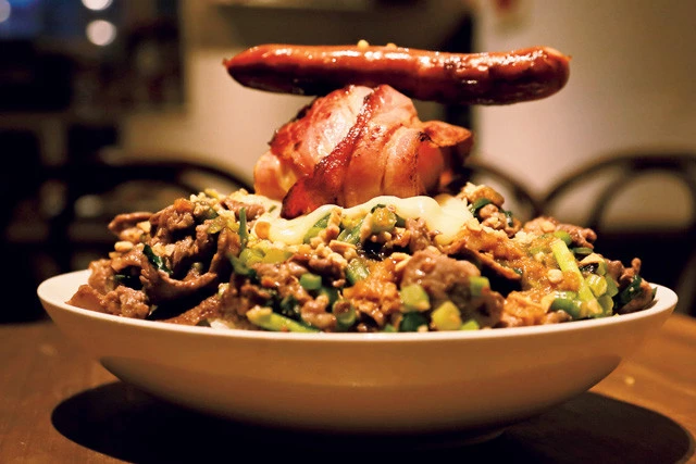 <使用食材>ラム肉、ベーコン、ソーセージ、スライスチーズ、ゆで卵、行者ニンニク