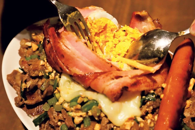 ひときわ目立つ球体のベーコン巻き。その外側をはいでみると、中にはスライスチーズをまとったゆで卵が!