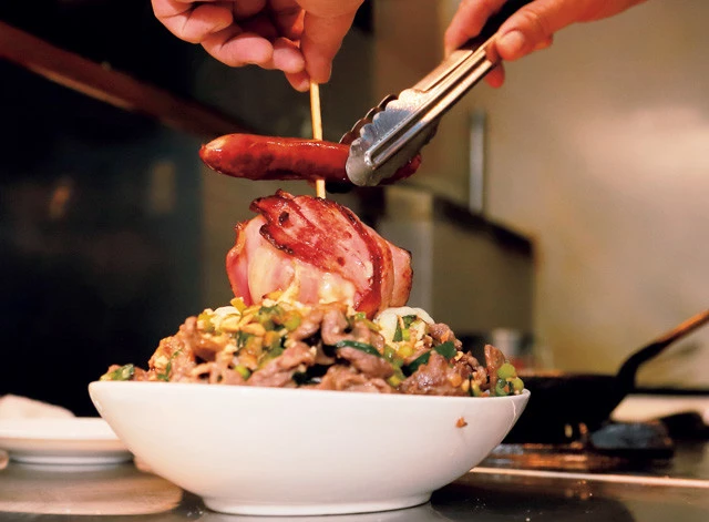 ソーセージを固定するため刺している棒状のものは「プリッツ」。丼の上にあるモノはすべて食べられる