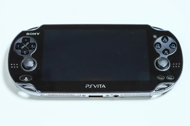 ＰＳ　Ｖｉｔａ『ＰｌａｙＳｔａｔｉｏｎ　Ｖｉｔａ』【２０１１年発売／ソニー・コンピュータエンタテインメント】初期モデル（ＰＣＨ－１０００シリーズ）は有機ＥＬを搭載し、据え置き機並みの映像表現を実現！　発売時の定価は３Ｇ／Ｗｉ－Ｆｉモデル２万９９８０円、Ｗｉ－Ｆｉモデル２万４９８０円