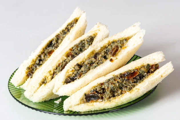 【B級フード研究家・野島慎一郎のバカレシピ】見た目はグロテスクだが超濃厚&芳醇で激ウマなピータンのたまごサンド「悪魔のブラックたまごサンド」