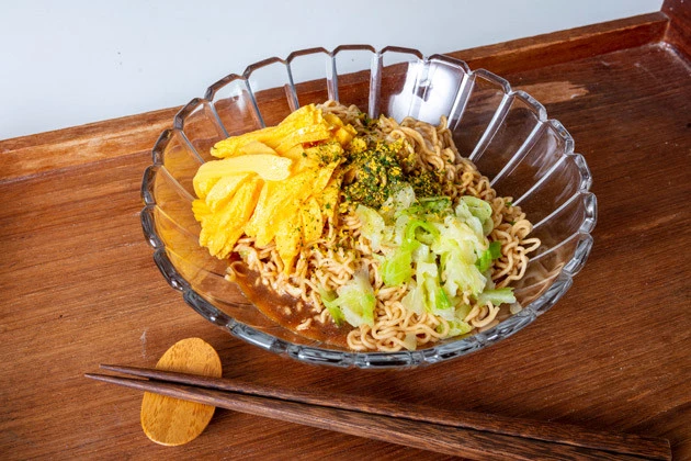 【Ｂ級フード研究家・野島慎一郎のバカレシピ】ソース＆からしマヨで作る新感覚冷やし中華「一平ちゃんソース冷やし中華」