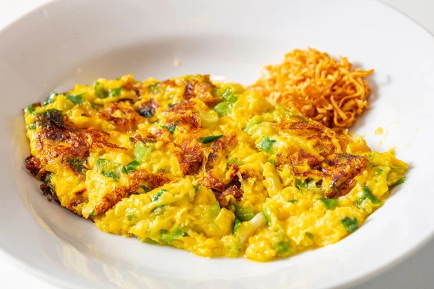 【Ｂ級フード研究家・野島慎一郎のバカレシピ】チキンラーメンどんぶりの具材のみを使用した卵焼き「コスパ完全無視！　とろふわかき卵焼き」