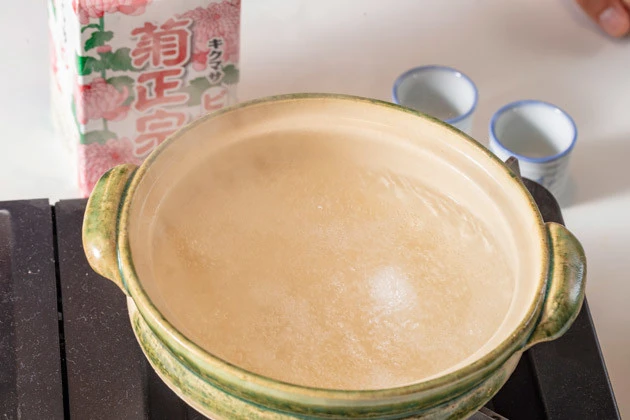 【B級フード研究家・野島慎一郎のバカレシピ】一緒につまみも作れる「土鍋で直沸騰! ハイパー熱燗」