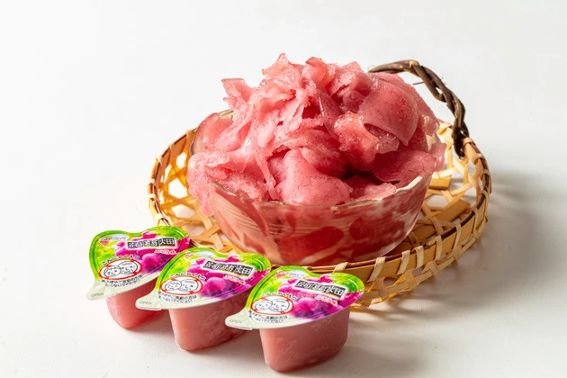 【B級フード研究家・野島慎一郎のバカレシピ】冷凍させたこんにゃくゼリーをかき氷機で削ってみたら見た目が完全にマグロ化!「こんにゃくかき氷」