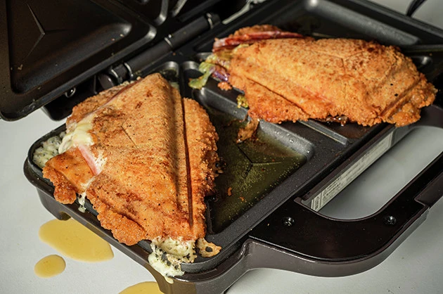 【B級フード研究家・野島慎一郎のバカレシピ】パンの代わりにファミチキで具を挟む衝撃ホットサンド!「ファミチキ de ホットサンド」