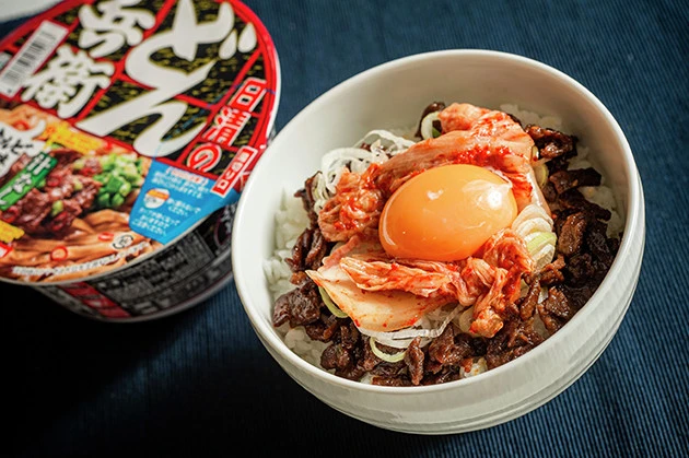 【B級フード研究家・野島慎一郎のバカレシピ】どん兵衛の大豆ビーフを贅沢に使った「激ヘルシー植物性牛カルビ丼」