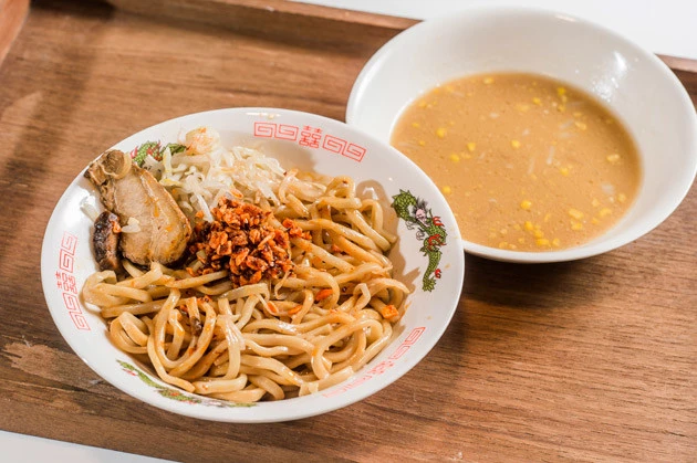 【B級フード研究家・野島慎一郎のバカレシピ】セブンの豚ラーメンをアップデート!「豚ニンニクまぜそばと豚コンポタ定食」