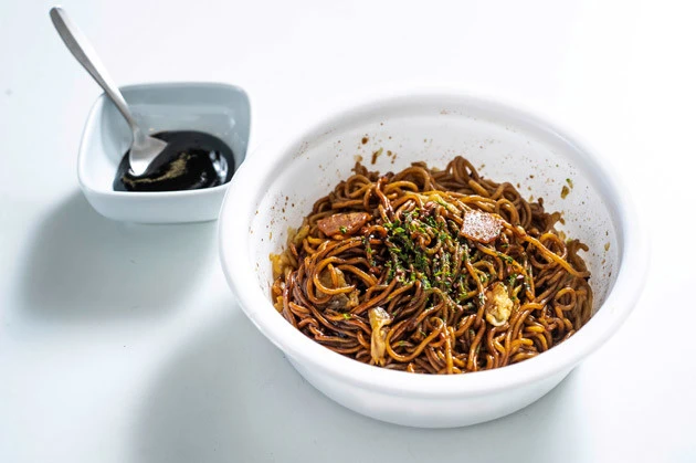 【B級フード研究家・野島慎一郎のバカレシピ】異次元のコク&うま味が絶品!「日清焼そばU.F.O. 濃い濃い濃い濃いソース仕立て」