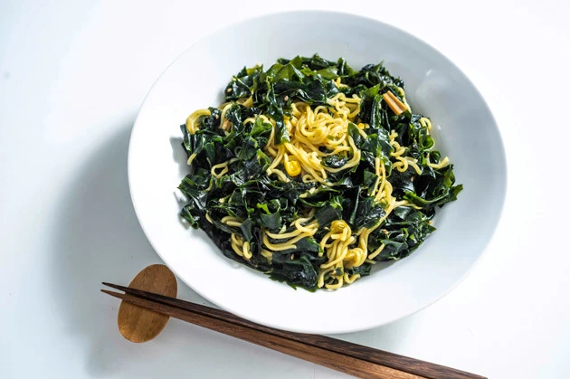【B級フード研究家・野島慎一郎のバカレシピ】わかめラーメンに大量追いワカメ! 磯風味が口の中で炸裂する「爆盛り! わかめ焼きそば」