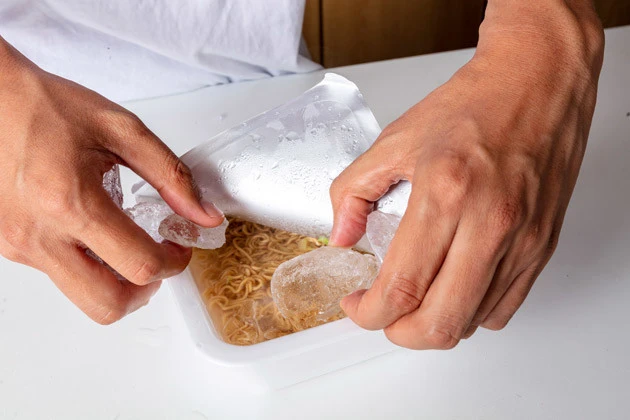 (1)冷やす! 一平ちゃんにかやくを入れて熱湯を注ぎ、3分後にいったん湯切りをする。続いてカップに氷水を入れて麺をキンキンに冷やしてから水を切る。冷えが悪い場合は何度か繰り返そう