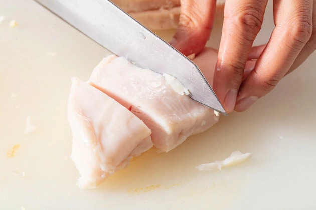 (1)下準備 まずは食材を切って下準備。二郎の豚肉を思い浮かべながらサラダチキンを豪快にぶった切り、キャベツはひと口サイズにカット。ニンニクはみじん切りにしよう