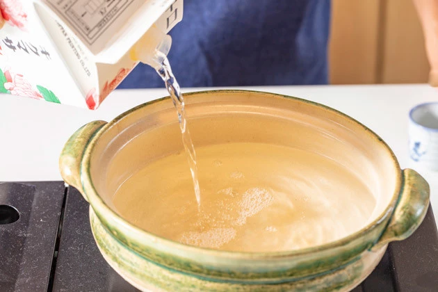 (1)沸かす! 熱燗の適温は50℃というが、寒い冬にはもっと熱くてもいいじゃないか。徳利など使わず土鍋に直接入れ、急速で沸騰させよう。早く沸かせばアルコールもそこまで飛ばない