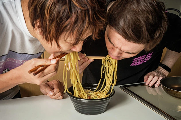 (1)食べる! コンビニ弁当の油そばを用意し、麺を食べ切ってタレだけを残した状態にする。今回はファミリーマートの油そばを使用したが、どのコンビニの油そばを使っても問題ない