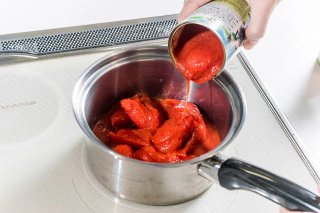 (1)煮込む! ホールトマト2缶を鍋に移し、グツグツと煮込む。なるべく液状になるまで煮込むだけでなく、少しでも高温にさせることが重要。この液体がそのままスープになるからだ