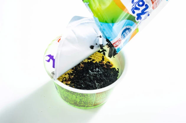 (1)追いワカメ! おなじみのわかめラーメンにふえるわかめを大量投入! 分量はお好みで加減してOKだが、麺を覆い尽くすくらいは入れたい。準備ができたら熱湯を注いで3分待とう