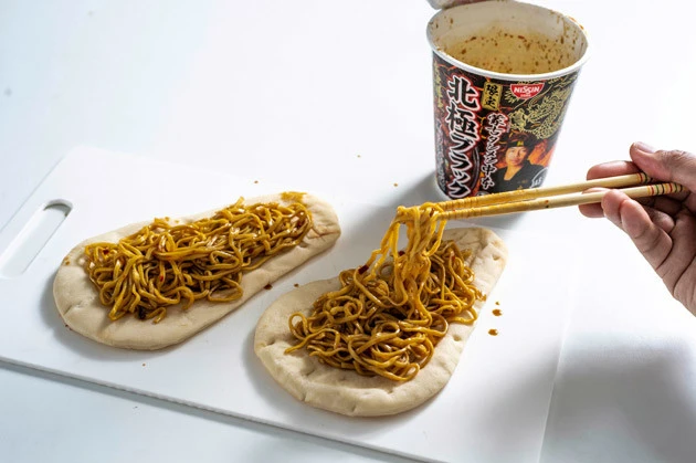 (1)のせる! セブンプレミアムの「蒙古タンメン中本 北極ブラック」をお湯少なめで作り、麺をナンの上にのせる。もちろん生地はナンではなく普通のピザ生地を使ってもOKだ